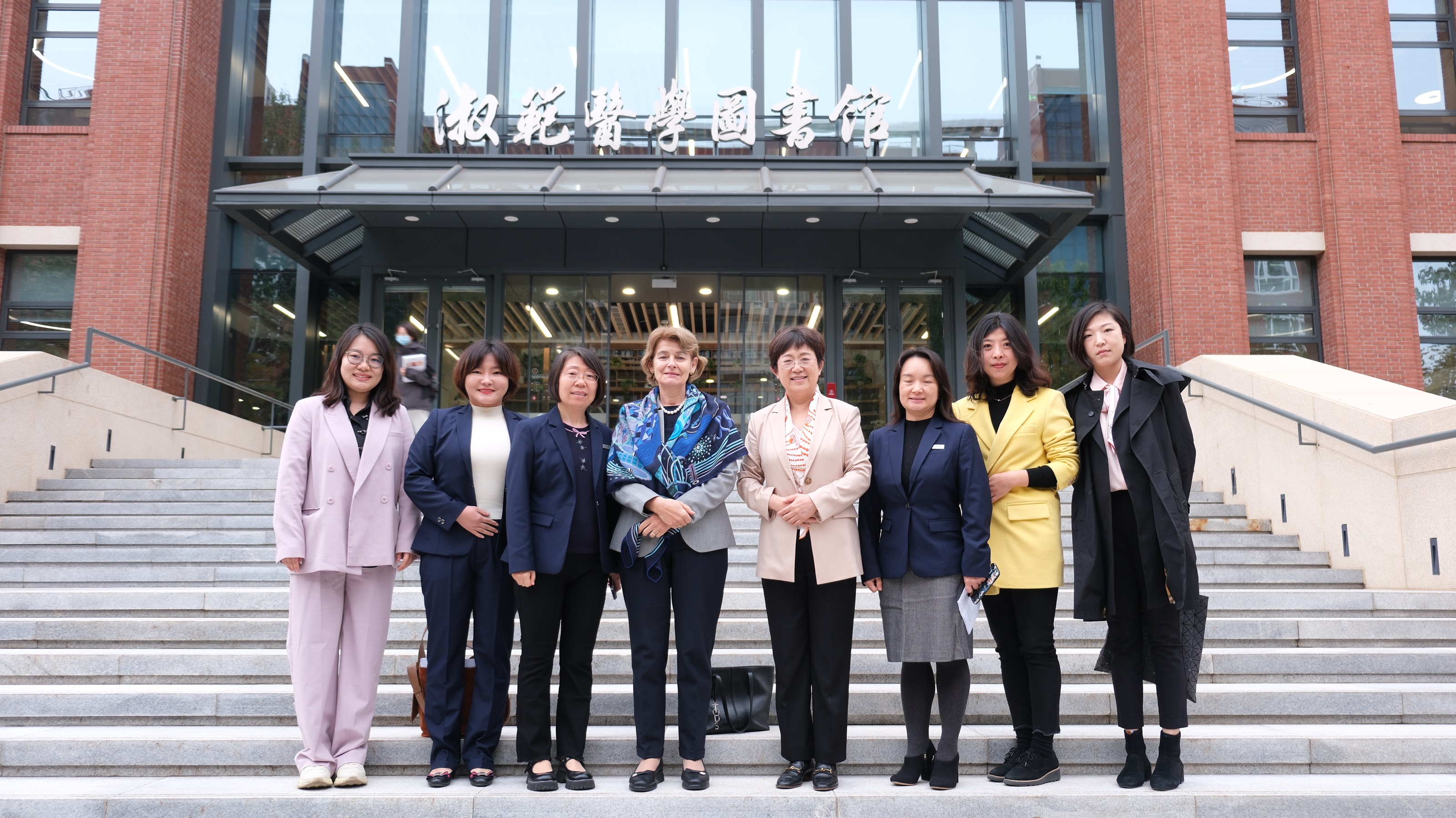 acdddda15fc34b35a3b7ae219ca0a2f2.jpg